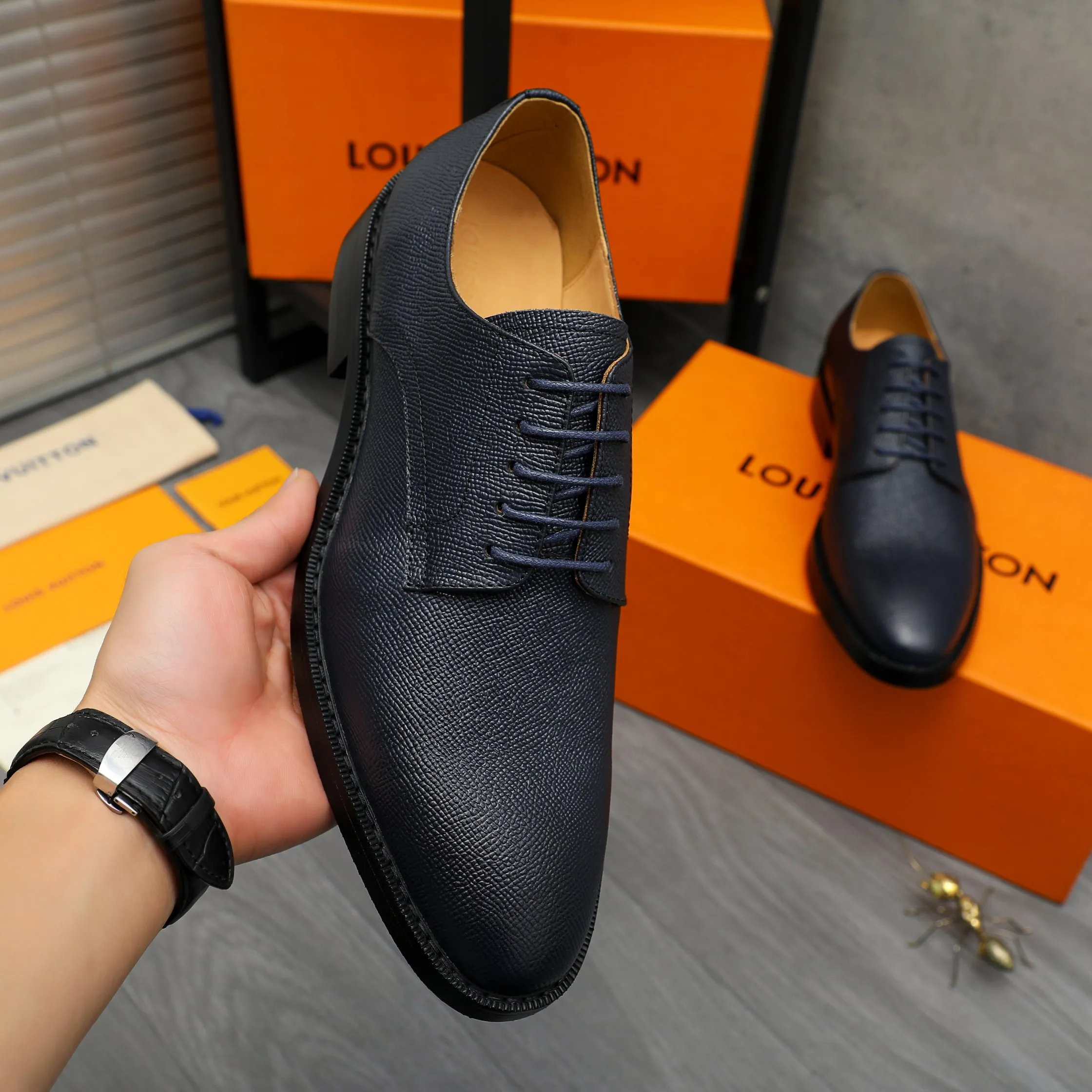 Men's shoes 💰500 Product trademark: LV "Louis Vuitton" business formal leather shoes Regular size: 39-45 (.45 customization is non-returnable) Product materials: Selected pebbled cowhide upper, cowhide lining, original rubber outsole